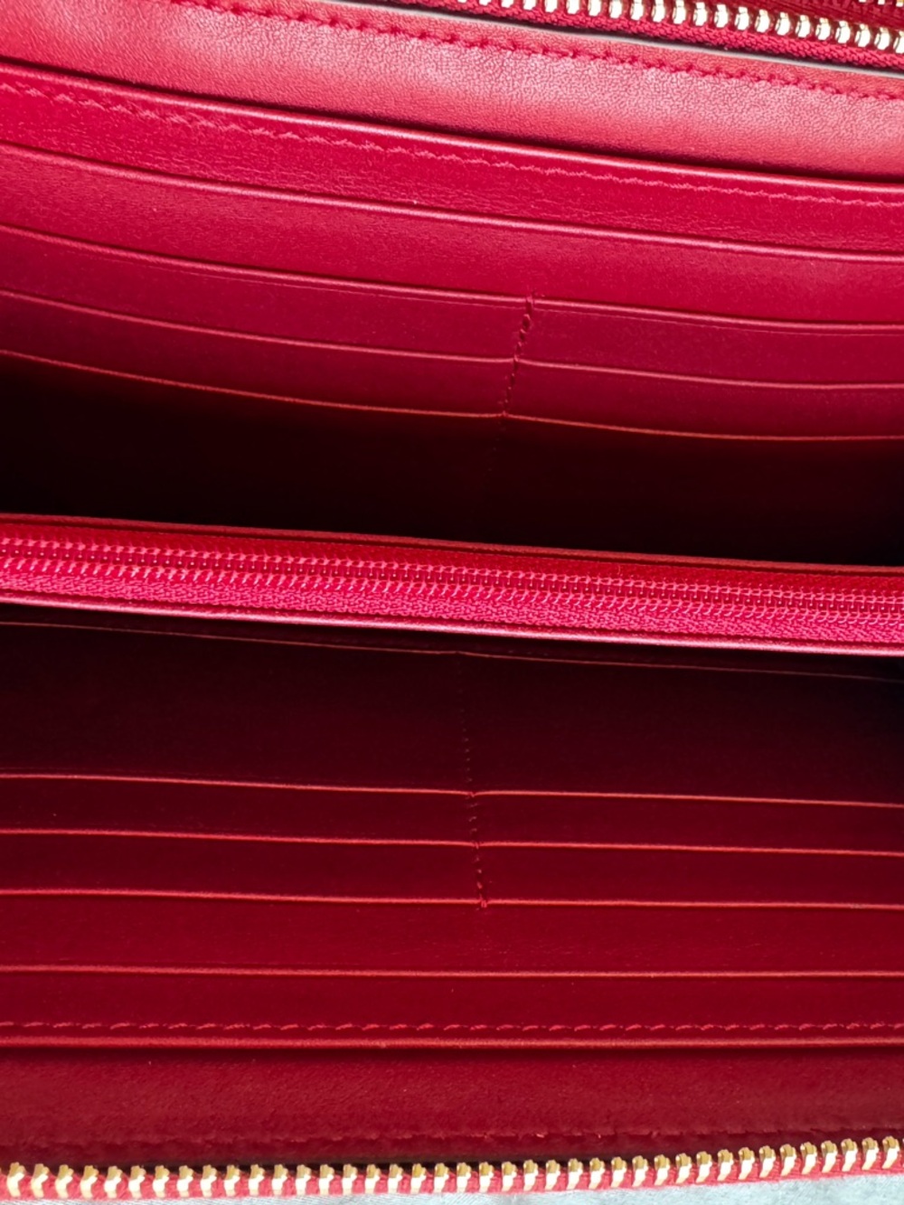 Gucci Embossed GG Leather Travel Wallet with handle in Cherry Red - Picture 4 of 8